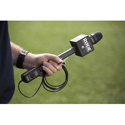 RODE i-XLR цифровой XLR интерфейс для iOS устройств. Совместим со всеми динамическими и конденсаторными с питанием от батареи микрофонами, Lightning кабель 3м, выход на наушники 3,5мм Jack с регулировкой громкости, вес 125г - фото 153427