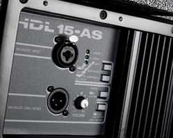 RCF HDL 15-AS  СНЯТО Активный подвесной сабвуфер, усилитель D-класса 1000 Вт, 133 дБ, 40 Гц - 140 Гц, 15" (3,5" v.c.) динамик, вход: XLR, выход XLR, переключатель частоты раздела кроссовера 90/140 Гц, переключатель фазы, деревянный корпус, встроенные элем - фото 48420