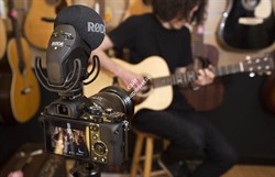 RODE VideoMic Pro Rycote компактный накамерный микрофон-пушка. Питание от батареи 9В типа "Крона", несъемный кабель 3,5 мм стерео stereo mini-Jack (выход "двойное моно"), Встроенные ветрозащита и антивибрационные "Лиры Rycote", вес 86г. - фото 152859
