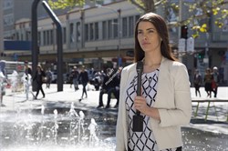 RODE Newsshooter Kit накамерная цифровая система RODELink 2,4 ГГц, передатчик Plugon TX- XLR, накамерный приемник RX-CAM, соединительный кабель Captive TRS, питание от батарейки 2хАА или MicroUSB, динамический диапазон 112 дБ, частотный диапазон 35 Гц-22  - фото 153397