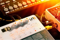 IK MULTIMEDIA UNO Drum грувбокс, Полифоная: 11 голосов, 12 пэдов с двумя уровнями чувствительности, Структура: 12 - фото 155961