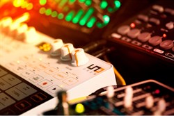 IK MULTIMEDIA UNO Drum грувбокс, Полифоная: 11 голосов, 12 пэдов с двумя уровнями чувствительности, Структура: 12 - фото 155962