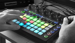 NOVATION CIRCUIT грув-бокс с матричным управлением - фото 18653